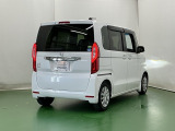 プライバシーガラスが装備されています。外を見るときには気にならずに、後方車両からは車内が見えにくくなってます