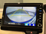 リバースギアに入れるだけで後方の表示へ切り替わります。夜間や雨の日の駐車も楽になりますよ。