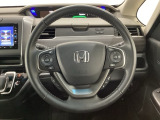 ハンドルにHondaセンシング系のクルーズコントロールやレーンキープアシストなどのスイッチと、オーディオの操作スイッチが装備されています。ハンドルから手を離さず安全に操作できます。