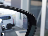 【ブラインドスポットモニター】車線変更時の側方確認をサポートします。斜め後方から接近するクルマを、ドアミラー内の警告灯でお知らせします。