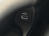 運転席側には、音楽再生対応のUSBポートを搭載しています。