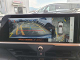 パノラミックビューモニター(シースルービュー機能つき)愛車を上から眺めた映像をナビ画面に表示いたします。メーカーオプション品につき後付けできません。