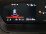 パーキングセンサーシステムは走行中に障害物が迫ると音と表示でお知らせ、低速走行時時の安心感を高めます