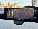 車両の前後左右にある4つのカメラを合成することで、まるでご自身のクルマを空から見ているような俯瞰での映像を映し出してくれます。バック時ももちろんのこと、前進時に視界の悪い交差点でも役に立ちますね。