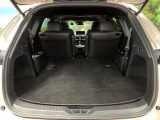 積み下ろしのしやすいデッキにはたっぷりと荷物を積み込んでいただけます。遊びから仕事まで、様々なシーンで頼れます♪