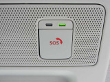 急病時や危険を感じた時、SOSコールスイッチを押すと専門のオペレータに繋がって、警察や消防への連携をサポートしてくれます。また、万が一の事故発生時には、エアバッグ展開と連動して自動通報します。