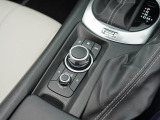 マツダコネクトを操作するコマンダーコントロールです。運転中に自然と手の触れる位置に配置されています。
