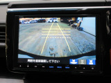 バックカメラの画像です。ガイドラインがスムースな車庫入れをサポートいたします。車庫入れの安心感がアップしますね。