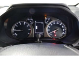様々な情報を表示するマルチインフォメーションディスプレイ搭載。お洒落で見やすい二眼式のメーターです