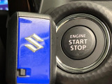 【キーレススタートシステム】カバンやポケットに入れたままでもドアの施錠・解錠が可能なスマートキーを装備。エンジンのオン・オフ時もカギを取り出す必要が無いからとっても便利です♪