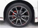 G's専用18インチアルミホイールを装着しています。タイヤサイズ215/45R18