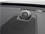 【Bowers&Wilkins】世界のオーディオファン垂涎のプレミアムサウンドシステムを搭載。コンサートホールのベストポジションに相当する音場空間を忠実に再現。乗る人すべてに驚きの音響体験を提供します