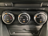 空調スイッチ類は最近流行のタッチパネル式ではなく、運転中でも直感的に操作できるダイヤル式を採用しております。