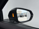 ●アウディサイドアシスト『後方の死角を並走する車両を検知しドアミラーの内側のLEDが点灯。ドライバーに注意を促し事故を未然に防ぐシステムです。』