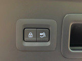【パワーバックドア】スマートキーや運転席のボタンを押すだけでリアゲートが自動で開閉します!荷物を持っている時や、高い位置にあるバックドアを閉める際に便利な機能です♪