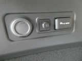 ラゲッジスペースには、家電を使える1500Wコンセントが付いております。アウトドアにももってこいのお車です。