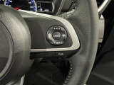 ステアリングスイッチ付きで、運転中に視線を前に向けたまま操作できます。
