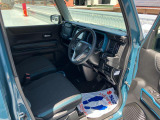 「ブルー」のアクセントカラーが映える運転席。ドライブが楽しくなります!消毒済みなので安心ですね!