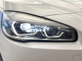●LEDヘッドライト:夜間走行時も良好な視界を確保し安心して運転できる高輝度LEDヘッドライトを装備!点灯速度が早く、消費電力も抑えられています。