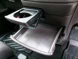 運転席からも助手席からも使いやすい位置に引き出し式ドリンクホルダーとスマホなどを置けるトレイを配置。