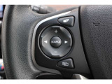 ハンドル左部分でオーディオ操作が可能。そのため、運転中でも目線をずらさずに安全運転♪スマートフォンを接続してハンズフリー通話も可能です。