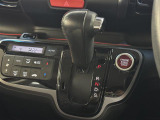 【シフトレバー】普段からよく触れるところなので肝心です。握りやすくて直感的な操作が可能なシンプルなシフトレバーです。MTモードはエンジンブレーキやパワフルな加速を要する際など様々なケースで活躍。