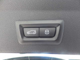 テールゲートを閉めるときに使うボタンです。ワンプッシュの簡単操作です。