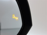 隣車線を走る車両をレーダーで検知し、ドアミラーでは確認しにくい後側方エリアに存在する車両に加え、急接近してくる車両も検知します。車両を検知するとドアミラーに搭載されたLEDインジケーターが点灯します。