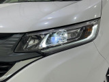 LEDヘッドライトが暗い夜道を明るく照らします。