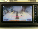 ディスプレイに後方の視界を表示し、車庫入れをサポート「距離目安線」「車幅延長線」およびステアリング操作に連動する「予想進路線」を画面に表示します。※必ず車両周辺の安全を直接確認してください。