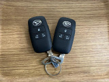 【スマートキー】 スマートキーを携帯していれば、ドアハンドルのボタンを押してロックの解除ができ、パワースライドドアもワンタッチで開閉できます。
