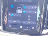 【2ゾーンエアコンディショナー】運転席と助手席でそれぞれお好みの温度に設定可能。同乗者にも配慮した、最適な車内空間をお届け致します。