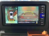 【パノラマモニター】 上から見下ろしたような映像が、運転の不安を軽くします。