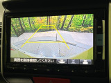 【バックカメラ】駐車時に後方がリアルタイム映像で確認できます。大型商業施設や立体駐車場での駐車時や、夜間のバック時に大活躍!運転スキルに関わらず、今や必須となった装備のひとつです!