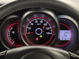 【メーターまわり】ドライバーから見やすい位置にあって安全運転に寄与します。メーターも見やすくてシンプルなデザインになっております。