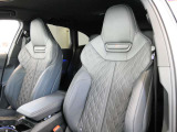 ひとたびシートに腰を沈めれば、ゆったりとした空間の広がりを感じさせてくれるAudiのキャビン