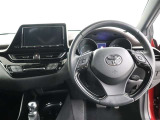運転席です!非常に使いやすいと評判の良いステアリングです!
