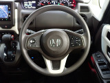 ハンドル左側にはオーディオ操作が出来るオーディオリモートコントロールスイッチ、右側にはHonda SENSINGとオートクルーズコントロールのスイッチを装備!