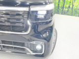 【LEDヘッドライト】悪天候や夜間走行時も良好な視界を確保し安心して運転できる高輝度LEDヘッドライトを装備!点灯速度が早く、消費電力も抑えられています。