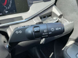ハイビームアシストは周囲の明るさから対向車や先行車、街灯の有無などをフロントカメラが検知して、自動でハイビーム(上向き)とロービーム(下向き)を切り替える機能です。