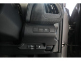 運転席右下には様々な機能のスイッチが並べられています。