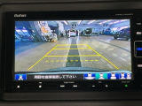 【バックカメラ】運転が苦手な方も車庫入れラクラクです!ギアをリバースに入れれば自動的に切り換わりますので、面倒な操作は不要です♪狭い駐車場もお車を傷つけず安心ですね!