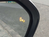 隣車線を走る車両をレーダーで検知し、ドアミラーでは確認しにくい後側方エリアに存在する車両に加え、急接近してくる車両も検知します。車両を検知するとドアミラーに搭載されたLEDインジケーターが点灯します。