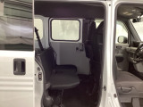 ワンアクションでダイブダウンできるリヤシートは簡単に荷室を広げることができます