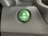 ECON モードをON にするとアクセルペダルの動きに対するエンジンの反応とエアコンの制御を切り換えることで、燃費のいい運転をするドライバーがペダルを踏んだ時と同じようにエンジンを制御します。