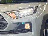 【LEDヘッドライト】悪天候や夜間走行時も良好な視界を確保し安心して運転できる高輝度LEDヘッドライトを装備!点灯速度が早く、消費電力も抑えられています。