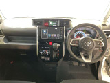 運転席は見やすく整理され、ナビも美しく装着され操作性にも優れています!
