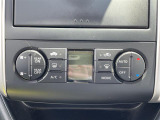 【エアコン】『エアコン装備』の画像になります。暑い夏でも寒い冬でも、車内に快適な空気を届けるので、いつでも快適な車内空間を創り上げます!