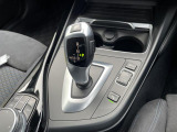 【シフトノブ】BMWの高性能オートマチックは、ATセレクトレバーを左側に倒すことで、通常の「D」から「S」(スポーツ)または「M」(マニュアル)へと切り替えが可能です。