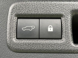 【パワーバックドア】スマートキーや運転席のボタンを押すだけでリアゲートが自動で開閉します!荷物を持っている時や、高い位置にあるバックドアを閉める際に便利な機能です♪